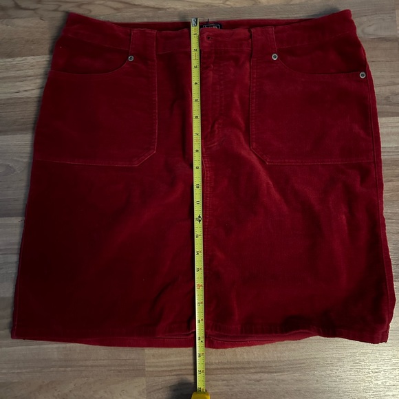 b.u.m. size 14 burgundy skirt - Picture 5 of 5